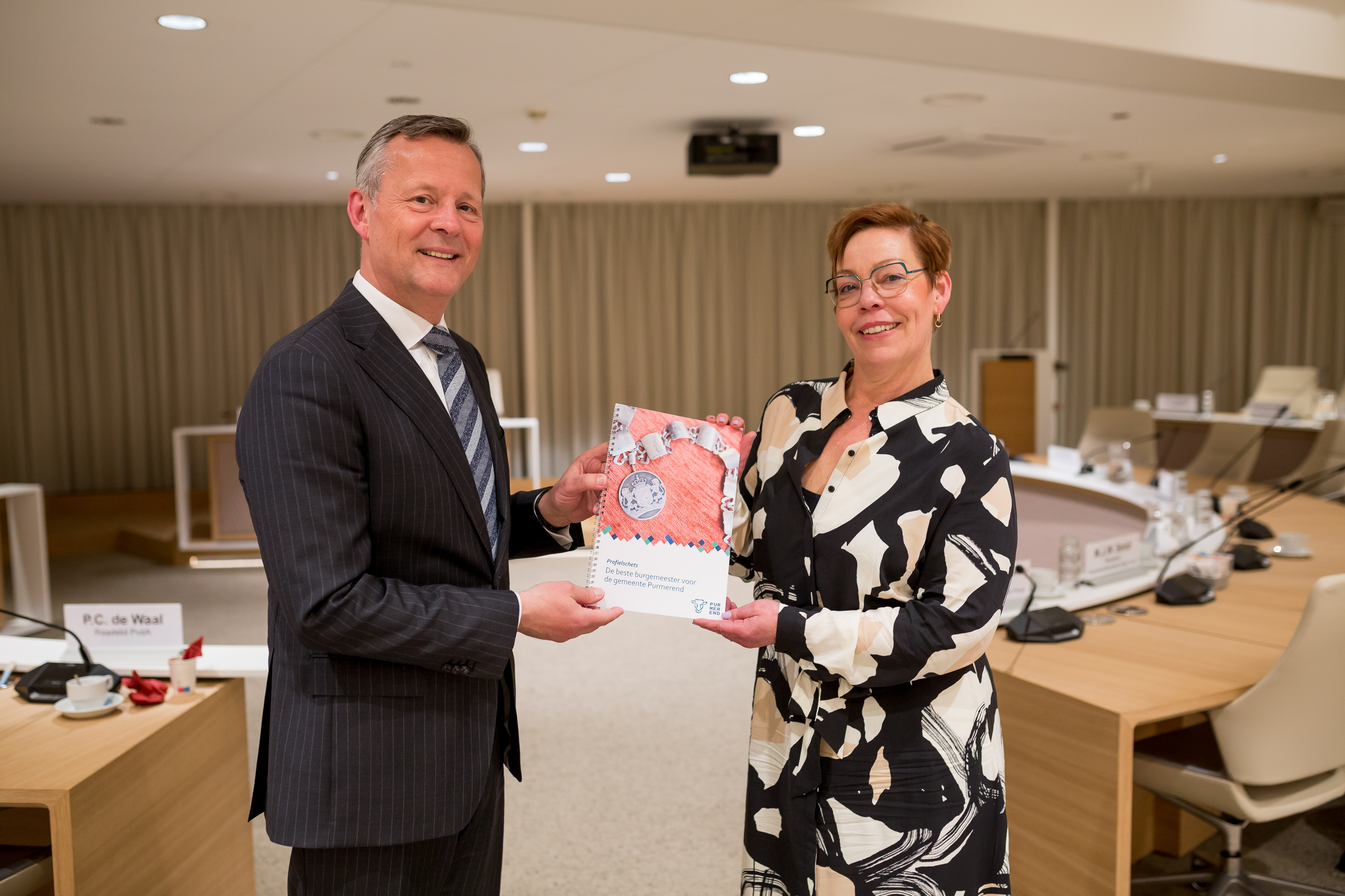 Overhandiging profiel nieuwe burgemeester aan de commissaris van de Koning Noord-Holland