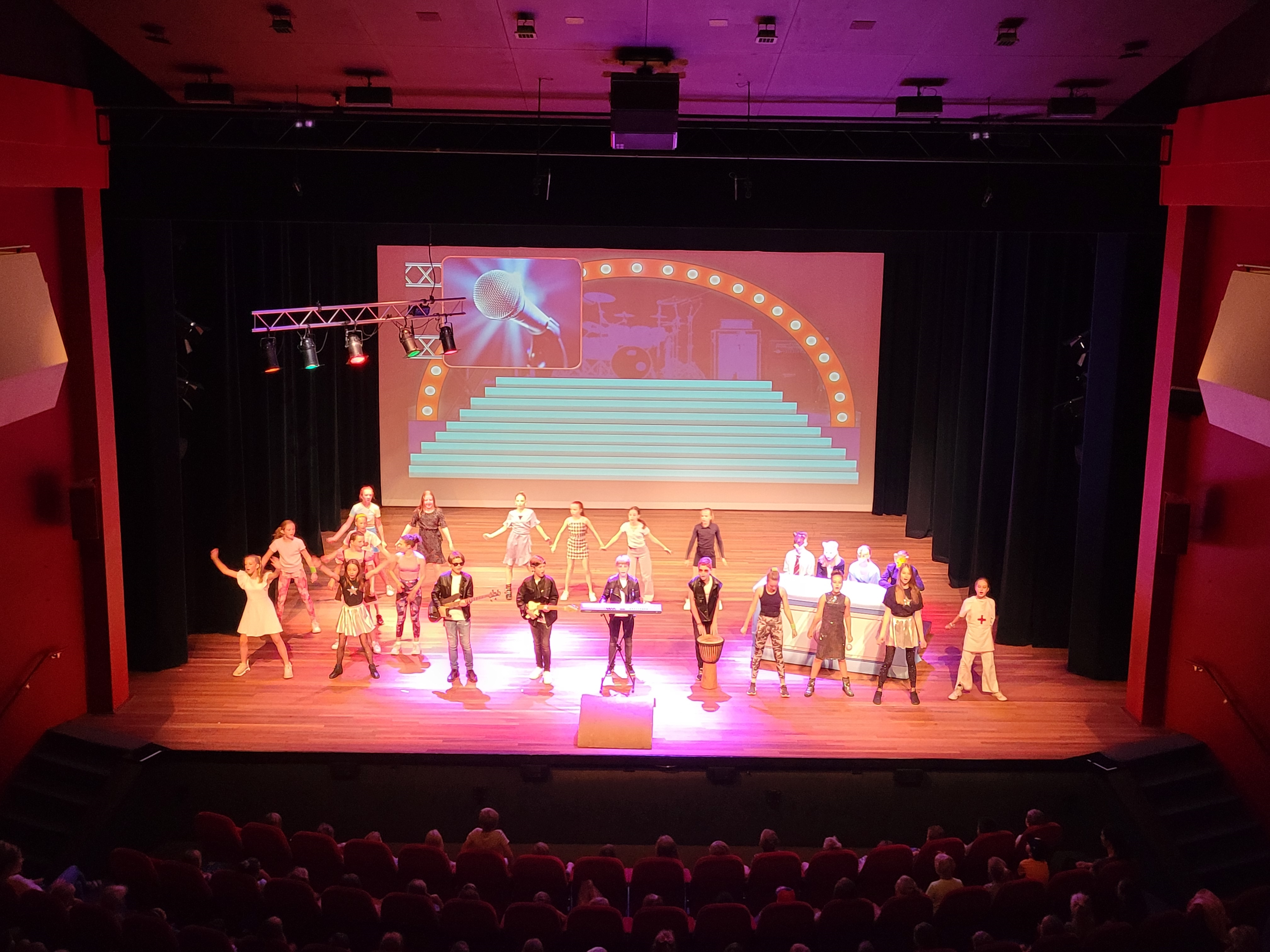 Leerlingen van basisschool De Bloeiende Perelaar op het grote podium in Theater de Purmaryn. 