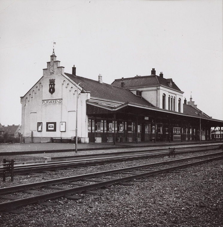 Stationsgebouw van Purmerend, gebouwd in 1884, gesloopt in 1957 (foto van 1940).