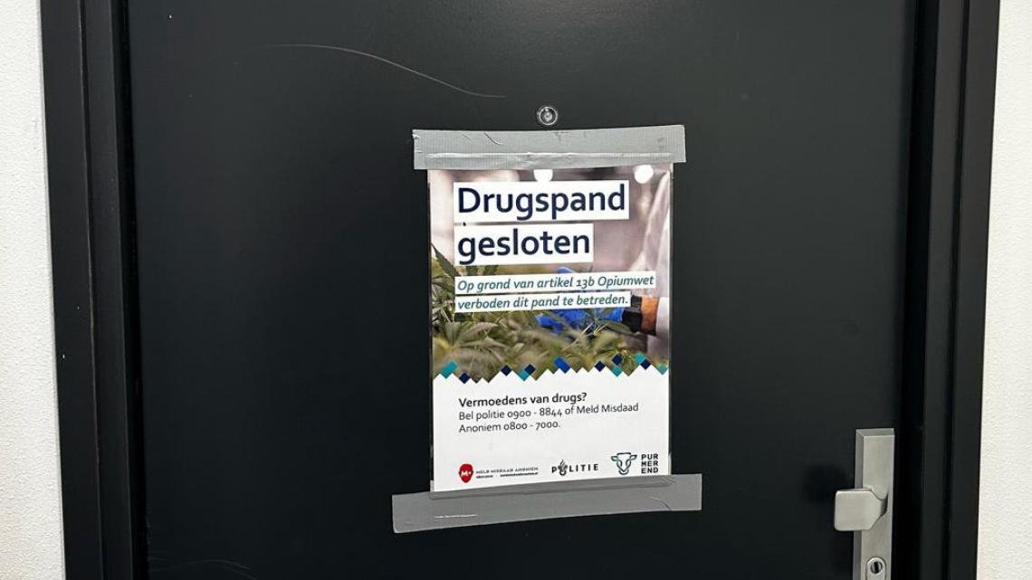 gesloten pand met poster erop waarop staat 'drugspand gesloten'