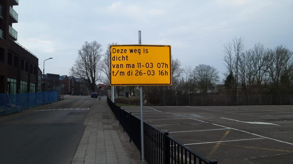 Omleidingsbord op de plek van de werkzaamheden