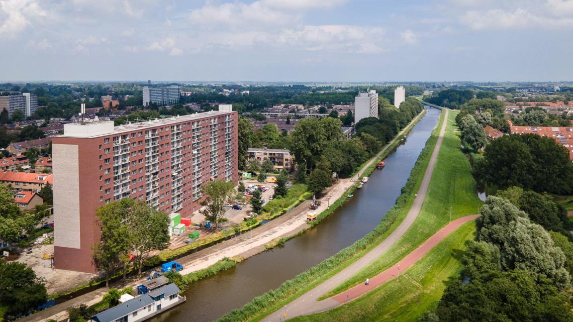 droneafbeelding van D'Rode Garrel flat en de Purmer Ringvaart