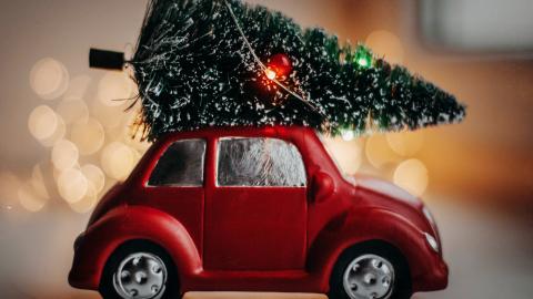 auto met kerstboom