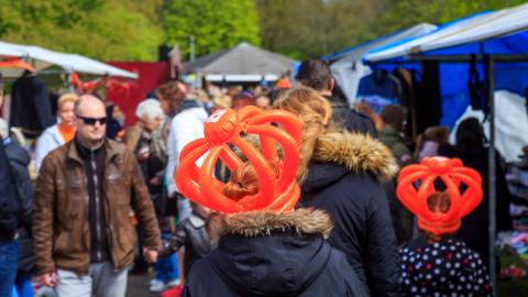 markt met oranje hoeden