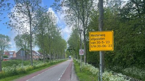 Bord bij de Westerweg dat aangeeft dat de weg van 30 mei tot 30 juni is afgesloten.