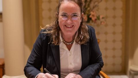 Burgemeester Ellen van Selm ondertekent New Towns Alliantie
