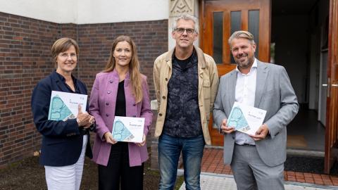 wethouders met boek