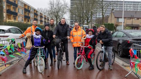 Wethouders met de fiets-Pieten op de nieuwe fietsstraat