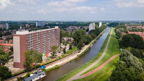 droneafbeelding van D'Rode Garrel flat en de Purmer Ringvaart