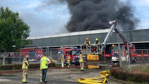 brandweer en rook bij brand Insulindeweg