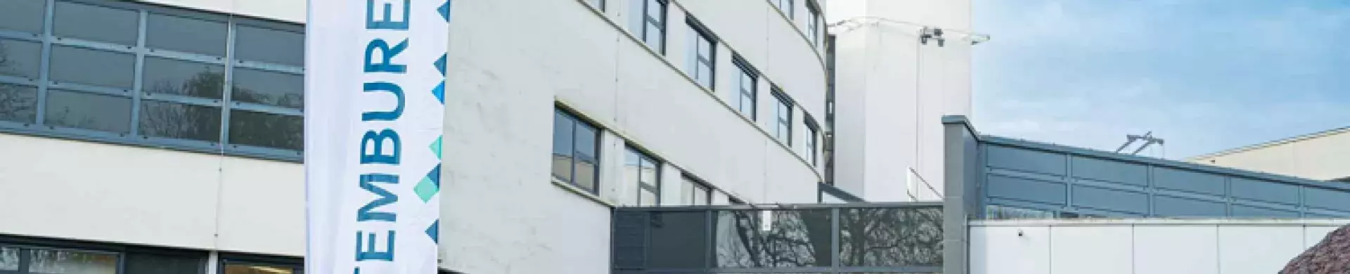 ingang stembureau op het stadhuis