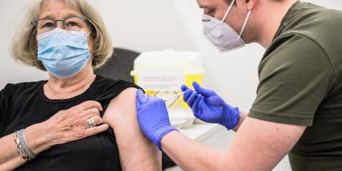 Dame krijgt een coronavaccinatie