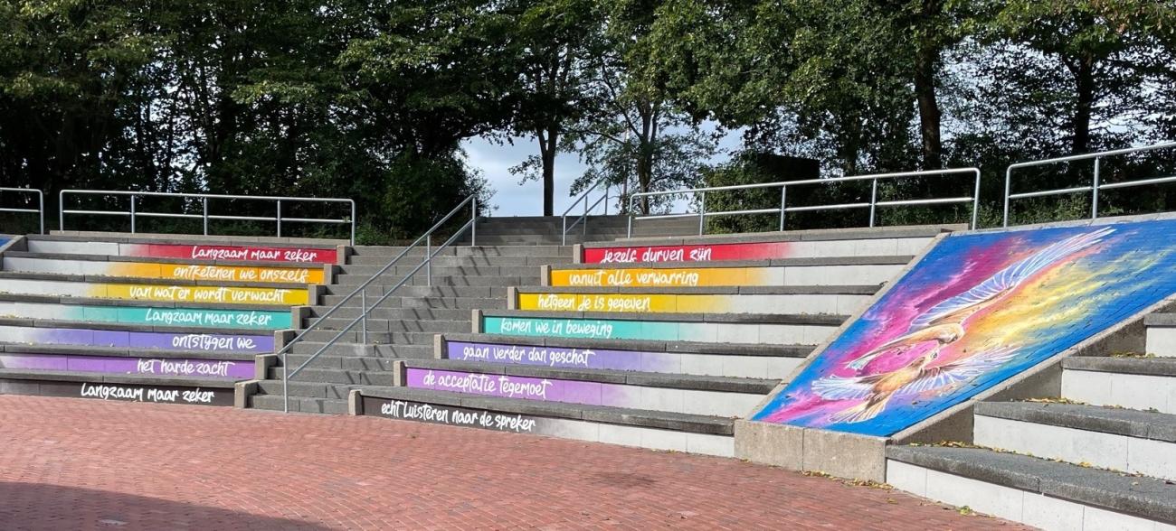 amfitheater met gedicht en graffiti kunstwerk