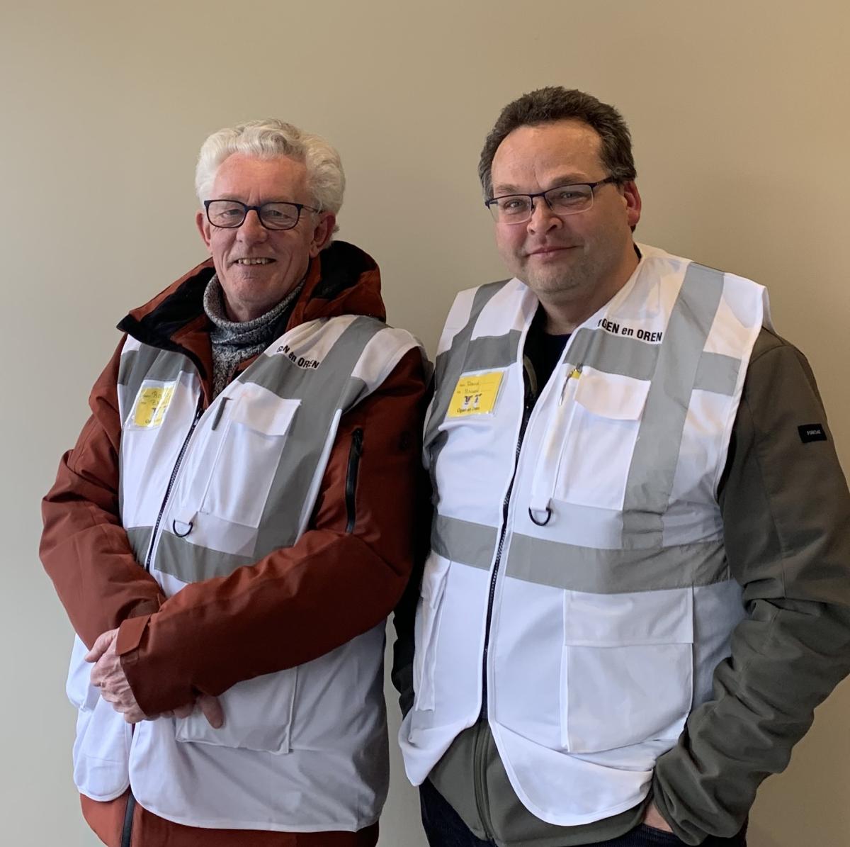 Op de foto: Roelof Brevoord (links) en Dave Broer (rechts) zijn vrijwilligers bij Ogen en Oren.