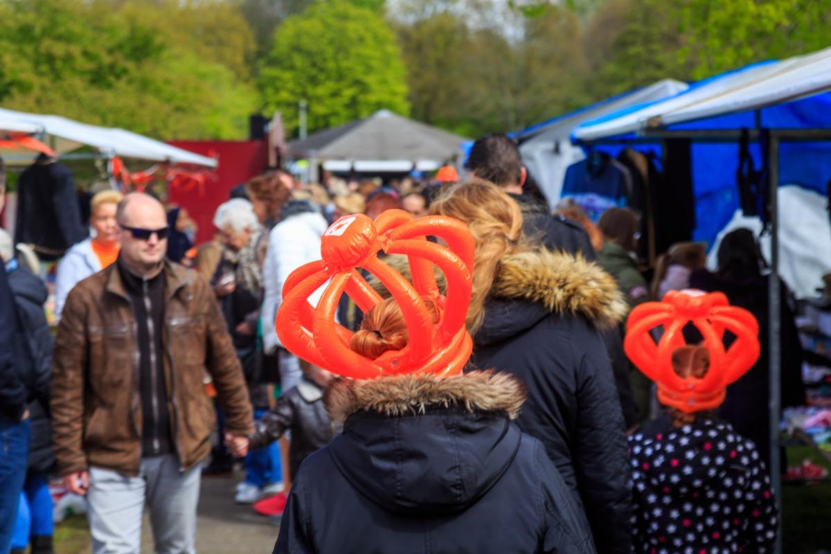 markt met oranje hoeden