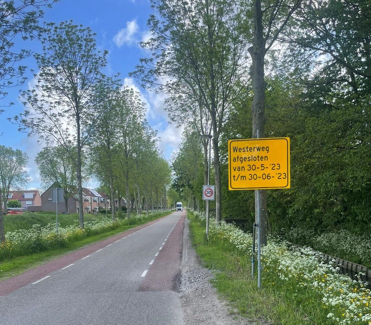 Bord bij de Westerweg dat aangeeft dat de weg van 30 mei tot 30 juni is afgesloten.