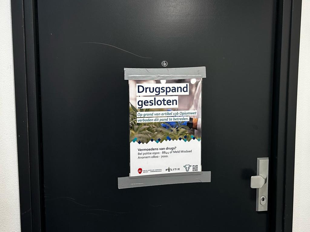 gesloten pand met poster erop waarop staat 'drugspand gesloten'