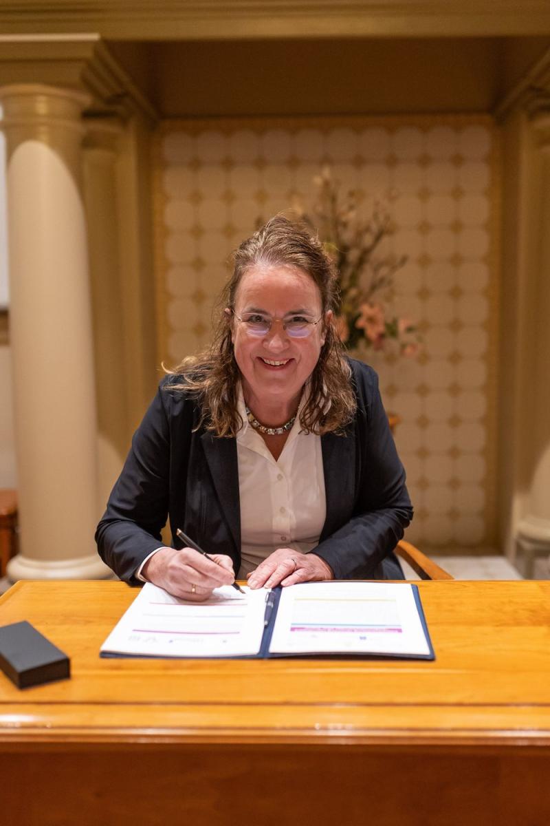 Burgemeester Ellen van Selm ondertekent New Towns Alliantie