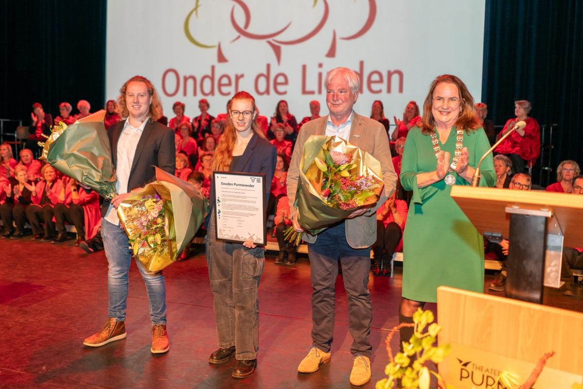 Het bestuur van Onder de Linden ontvangt de Gouden Waarderingsspeld uit handen van burgemeester Van Selm