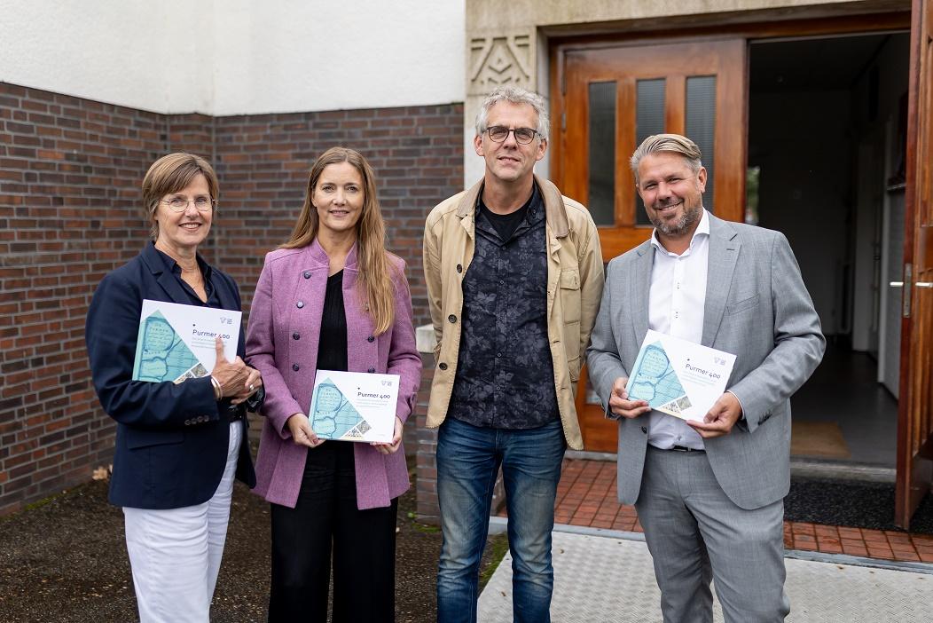 wethouders met boek