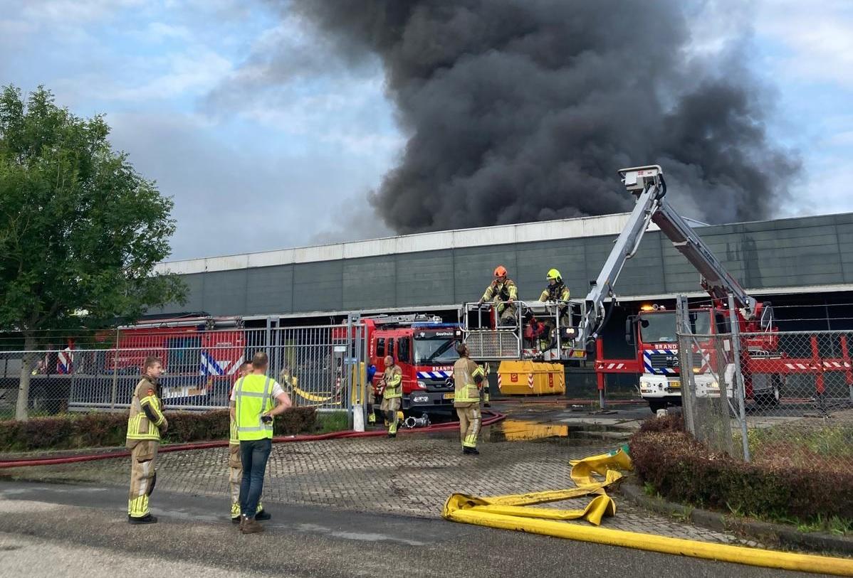 brandweer en rook bij brand Insulindeweg