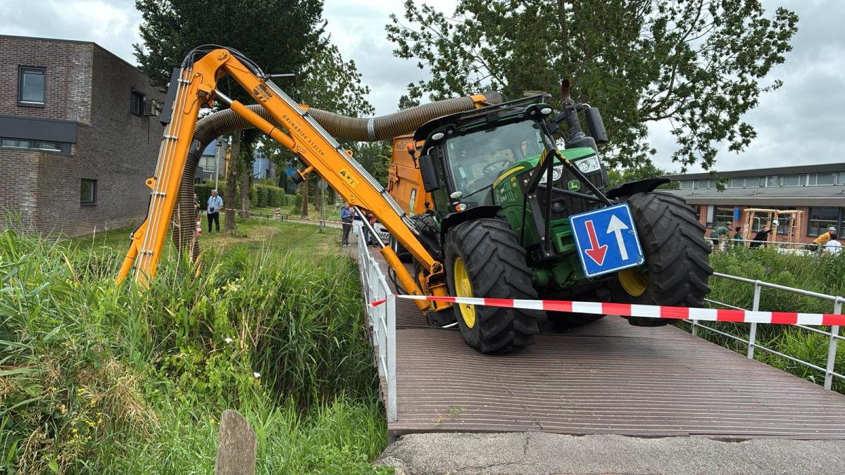 tractor zakt door fietsbrug