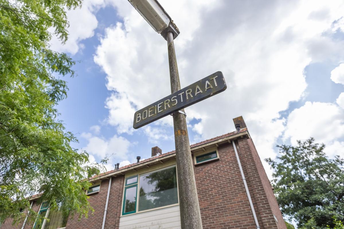 bordje boeierstraat op lantaarnpaal