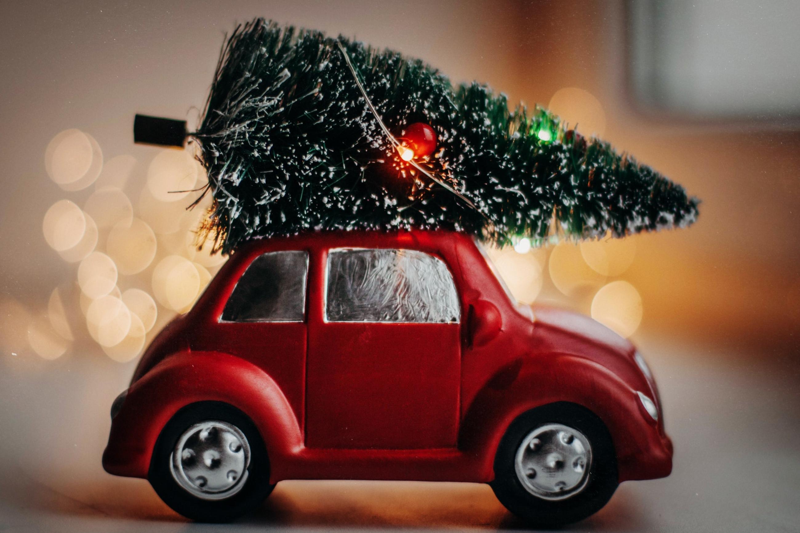 auto met kerstboom