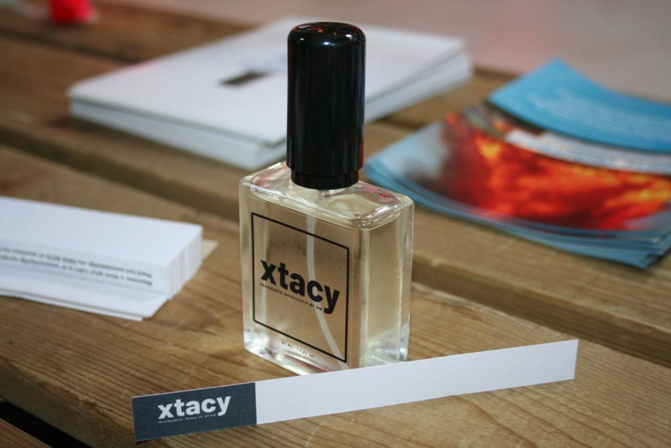 een flesje parfum genaamd 'xtacy' die de geur van een drugslab simuleert