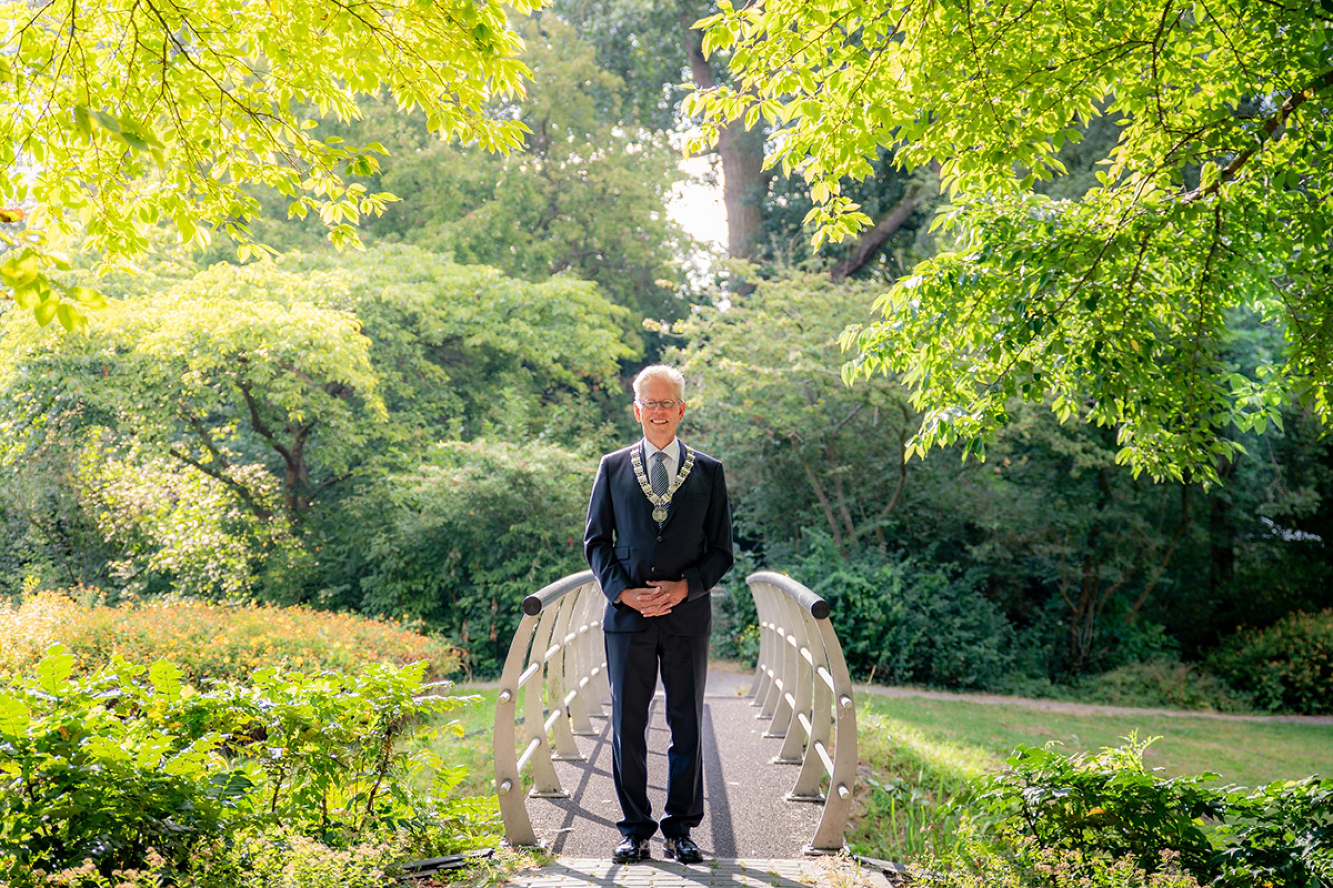 burgemeester Don Bijl in groen park