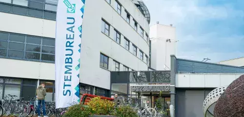 ingang stembureau op het stadhuis