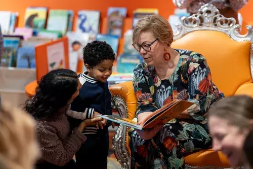 Natalie leest voor aan kinderen in bibliotheek