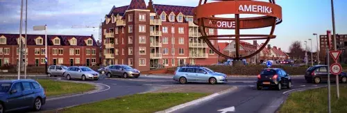 auto's op rotonde met wereldbol