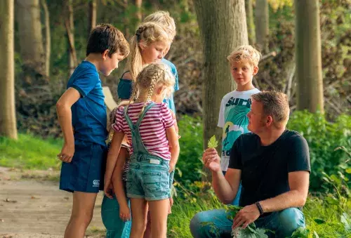 man in voedselbos met kinderen