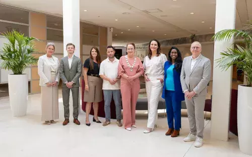 College van burgemeester en wethouders, van links naar rechts: gemeentesecretaris Manja van der Weit, wethouder Jordi Albers, wethouder Melissa Rotteveel, wethouder Mark Intres, burgemeester Ellen van Selm, wethouder Rianne de Wit, wethouder Sandra van Dam en wethouder Erik Struijlaart