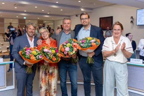 wethouders nemen afscheid en krijgen bloemen van de burgemeester