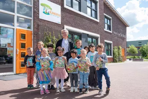 Natalie Saaf op de foto met leerlingen die het prentenboek vasthouden