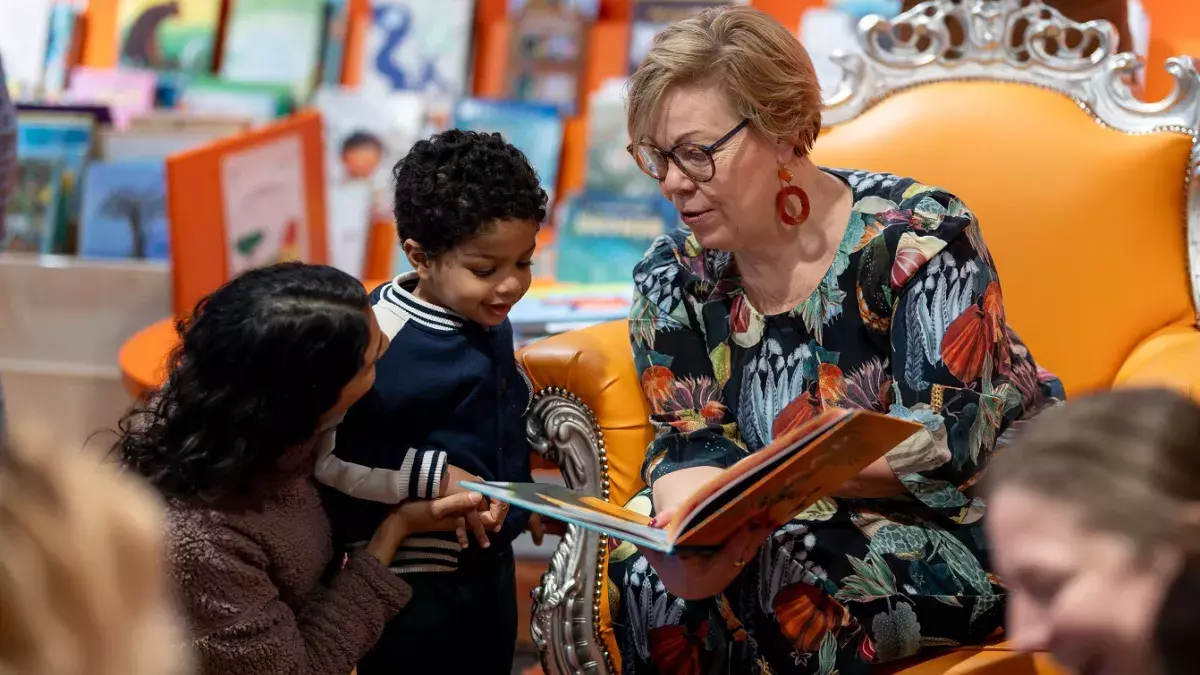 Natalie leest voor aan kinderen in bibliotheek