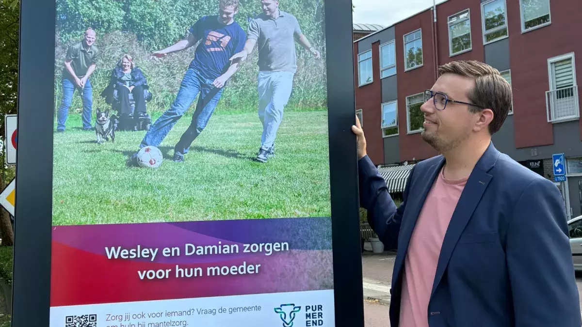 Wethouder Chris Boer bij één van de digitale reclameschermen bij de Beemsterbrug.