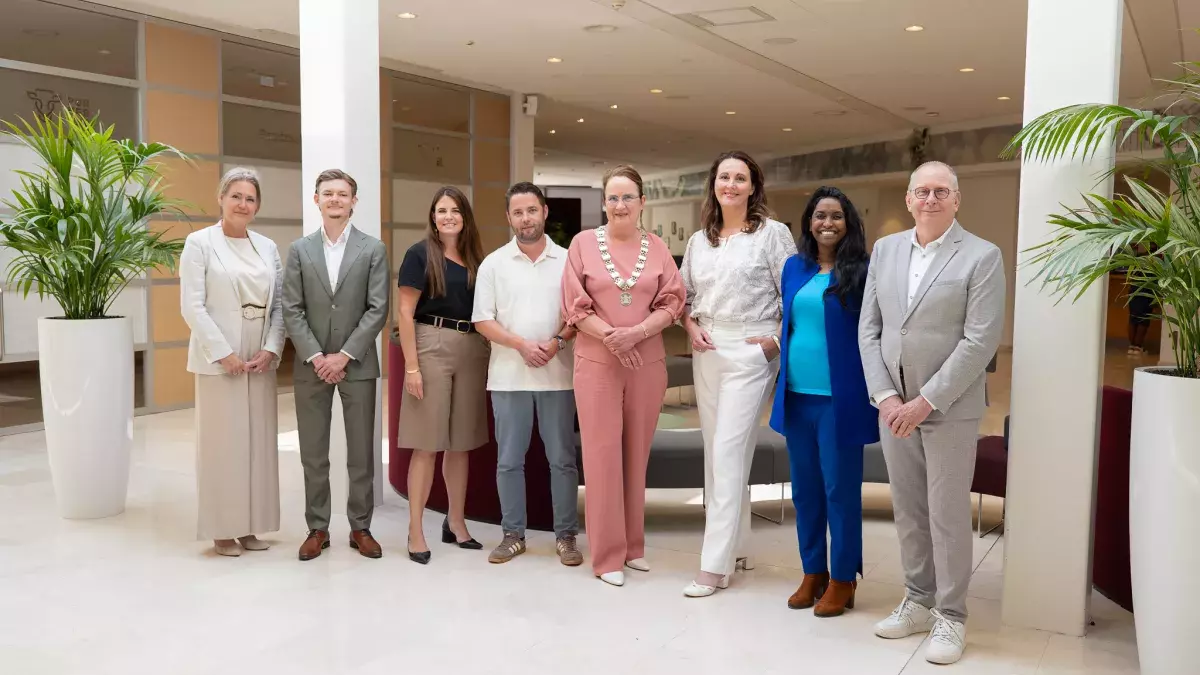 College van burgemeester en wethouders, van links naar rechts: gemeentesecretaris Manja van der Weit, wethouder Jordi Albers, wethouder Melissa Rotteveel, wethouder Mark Intres, burgemeester Ellen van Selm, wethouder Rianne de Wit, wethouder Sandra van Dam en wethouder Erik Struijlaart