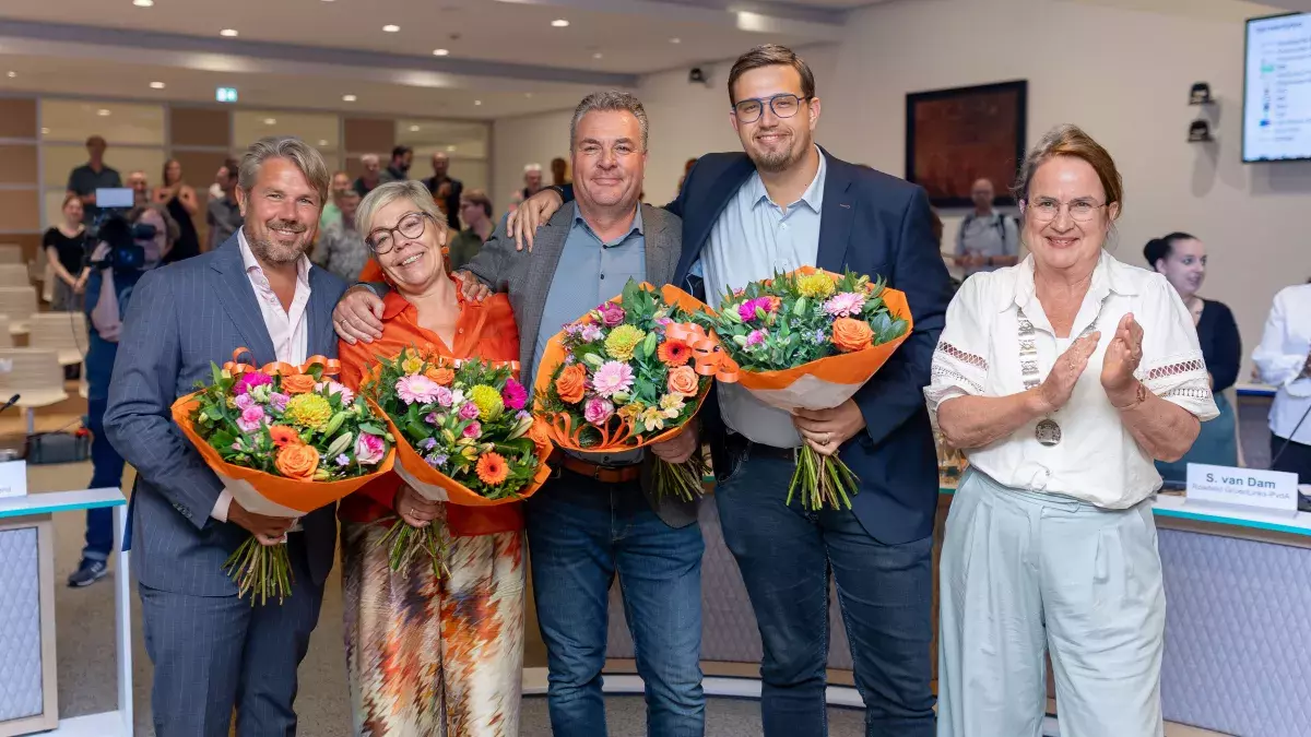 wethouders nemen afscheid en krijgen bloemen van de burgemeester