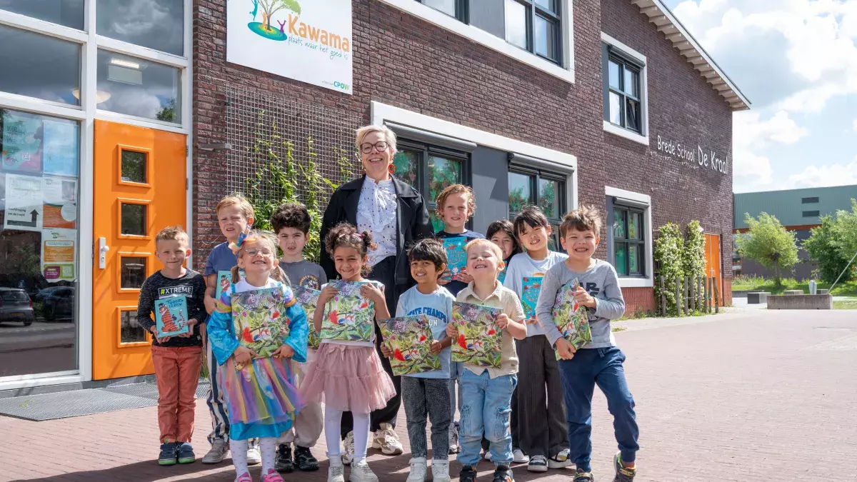 Natalie Saaf op de foto met leerlingen die het prentenboek vasthouden
