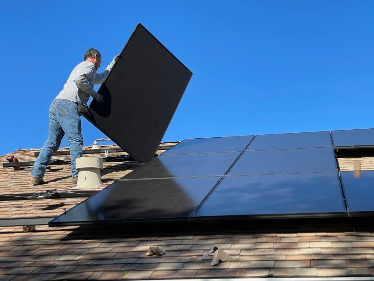 Op het dak van een bedrijvenpand worden zonnepanelen geplaatst