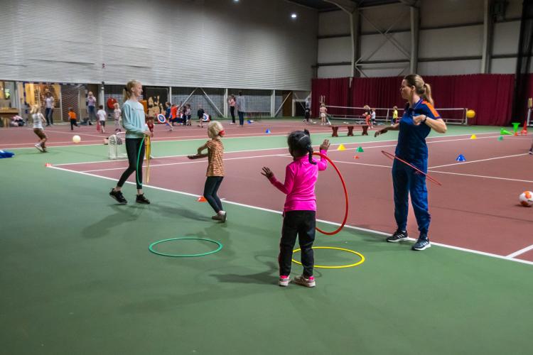 kinderen in de sporthal