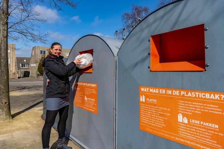 plastic inworp in verzamelcontainer 