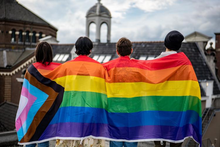 jonge mensen met regenboogvlag in Purmerend