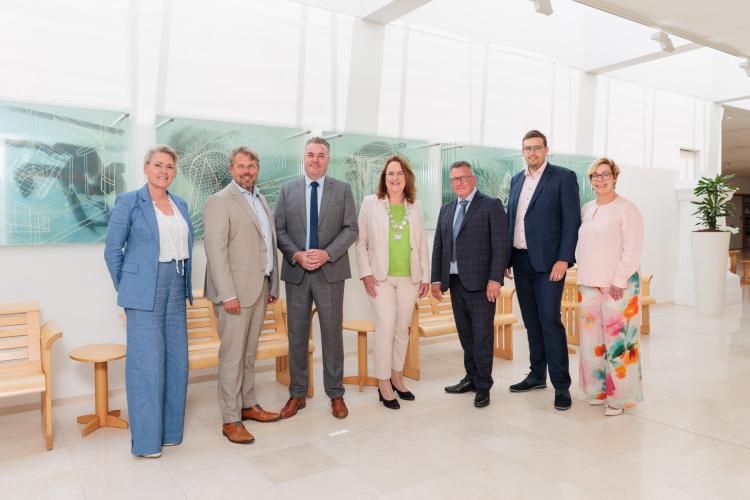 college van burgemeester en wethouders, van links naar rechts: gemeentesecretaris Manja van der Weit, wethouder Pascal Verkroost, wethouder Coen Lageveen, burgemeester Ellen van Selm, wethouder Mario Hegger, wethouder Chris Boer en wethouder Natalie Saaf