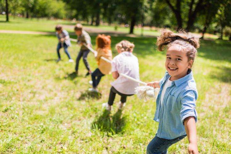 Kinderen zijn aan het touwtrekken